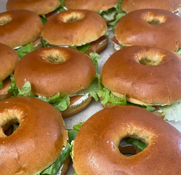 Bagel saumon, crème aux herbes fraîches