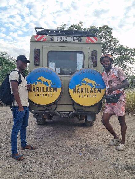 "Véhicule 4x4 équipé safari - Transport sécurisé Tanzanie"