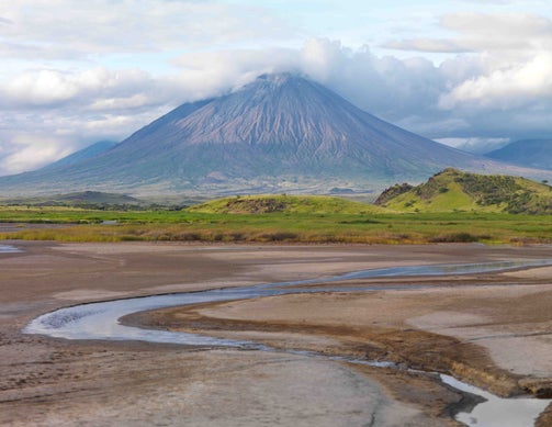 "Montagne Tanzanie paysage terre rouge - Circuit safari authentique Narilaem"