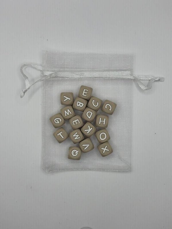 Letters taupe met wit, zakje ca 30 stuks