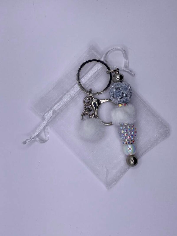 Sleutelhanger zilverkleurig met grijze rozenkraal en pompom