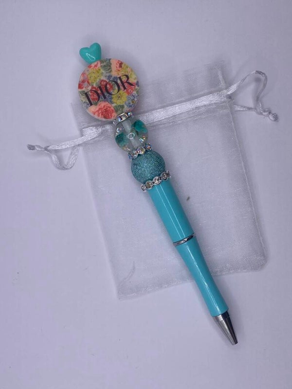 Merk pen met ronde Dior focal turqoise pen en bloemenkraal met goud