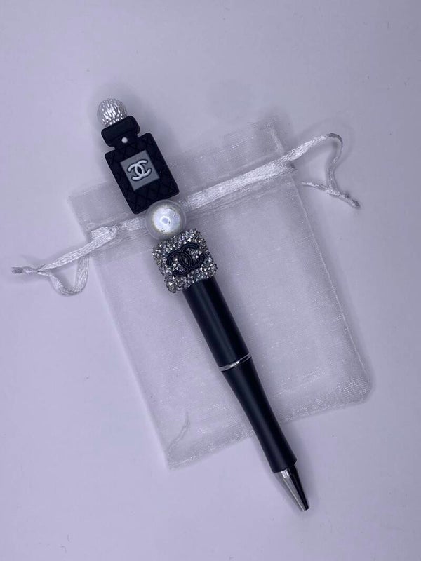 Pen zwart met parfumflesje en kraal CC