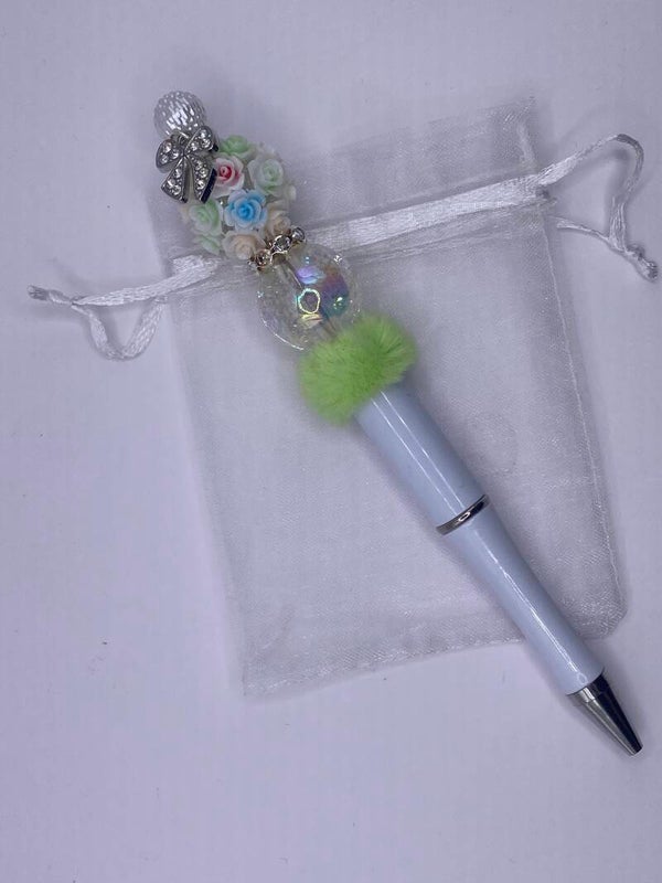 Pen met bloemenkraal en strikje bedel