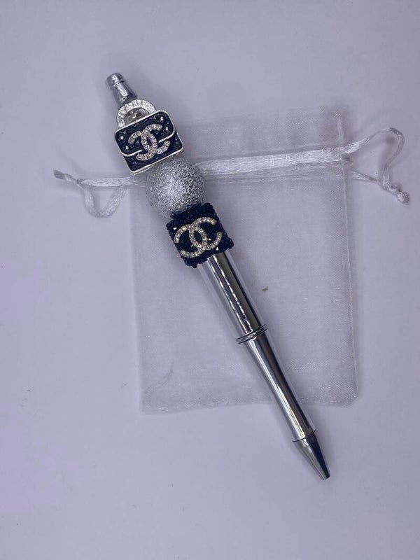 Designer pen met CC tasje zilver en CC suikerkraal