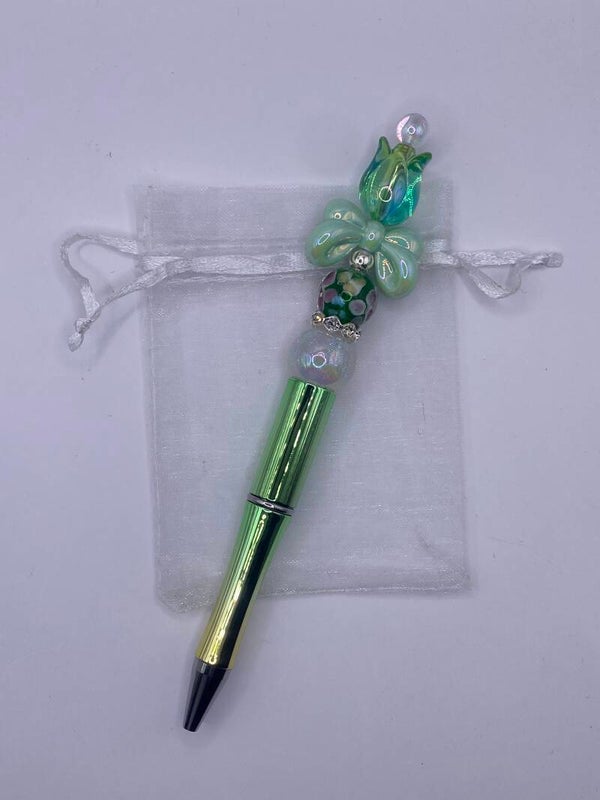 Pen groen tulp en bloemenkraal