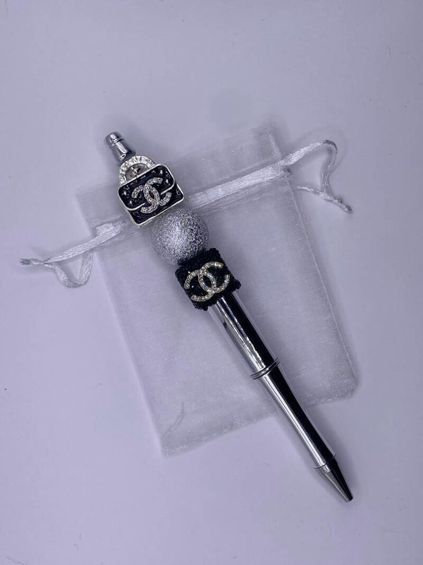 Pen zilver metallic met zilver tasje CC en kraal CC