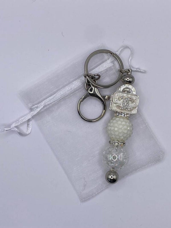 Sleutelhanger zilverkleurig met crèmekleurig CC tasje zilver