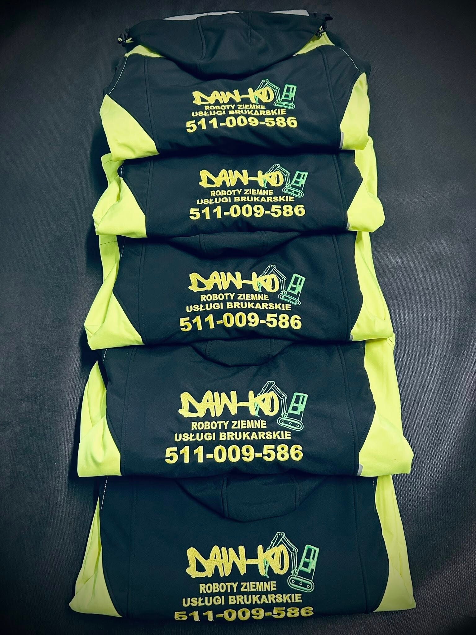 Haft komputerowy logo i numer telefonu na kurtkach zimowych roboczych dla firmy budowlanej w Małopolsce