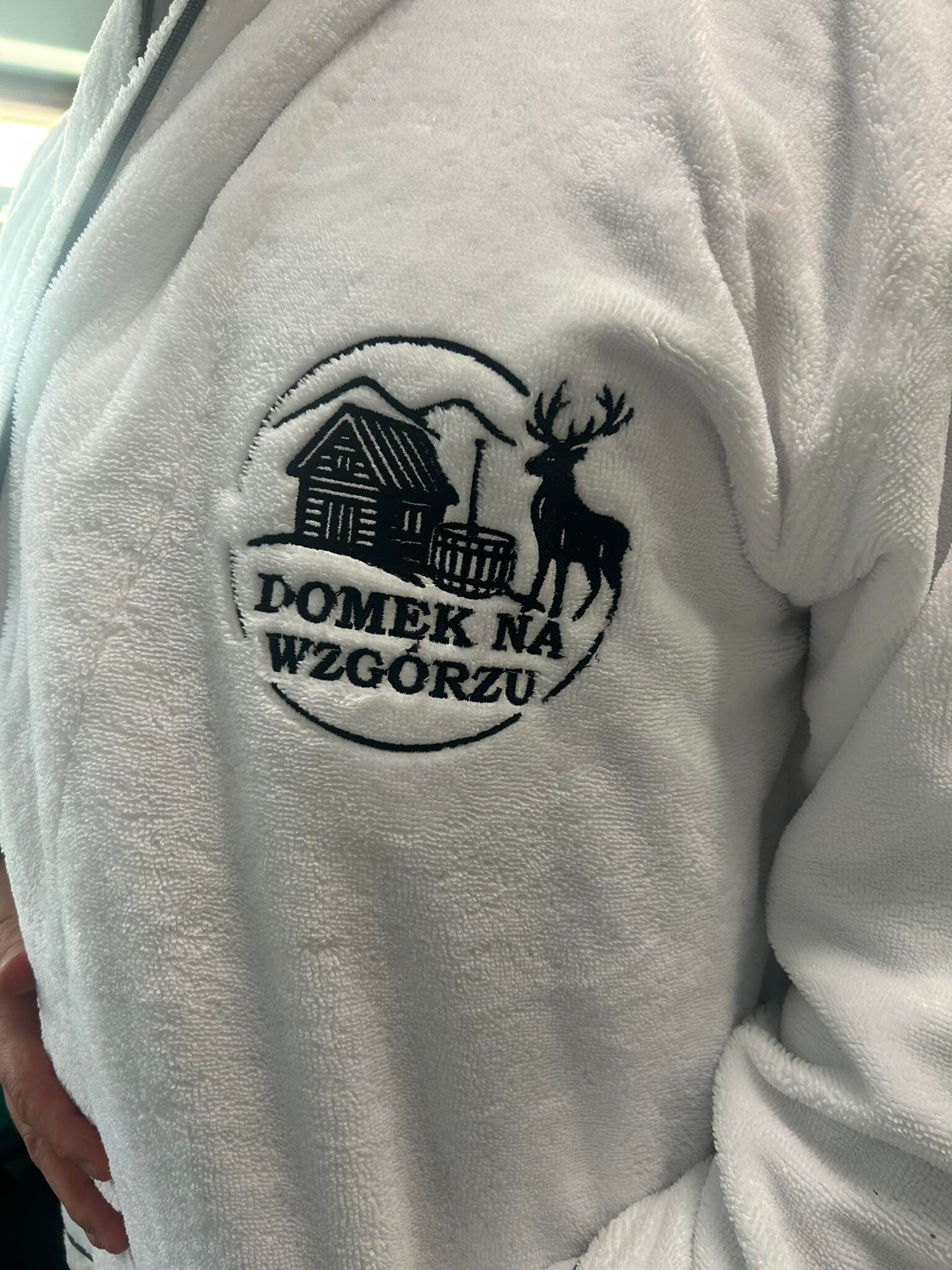 Haft komputerowy logo na szlafroku dla domku do wynajęcia w Nowym Sączu