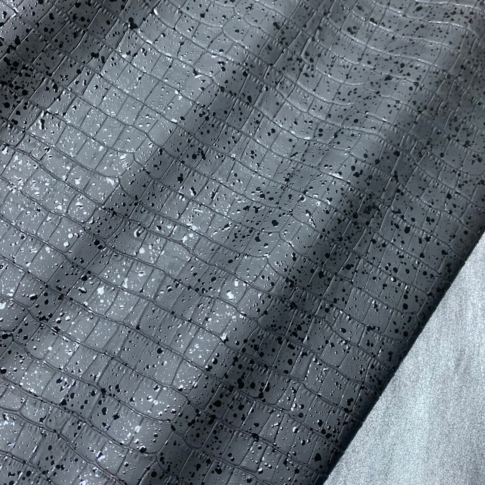 - Zwarte croc met spetters: 100x60-95