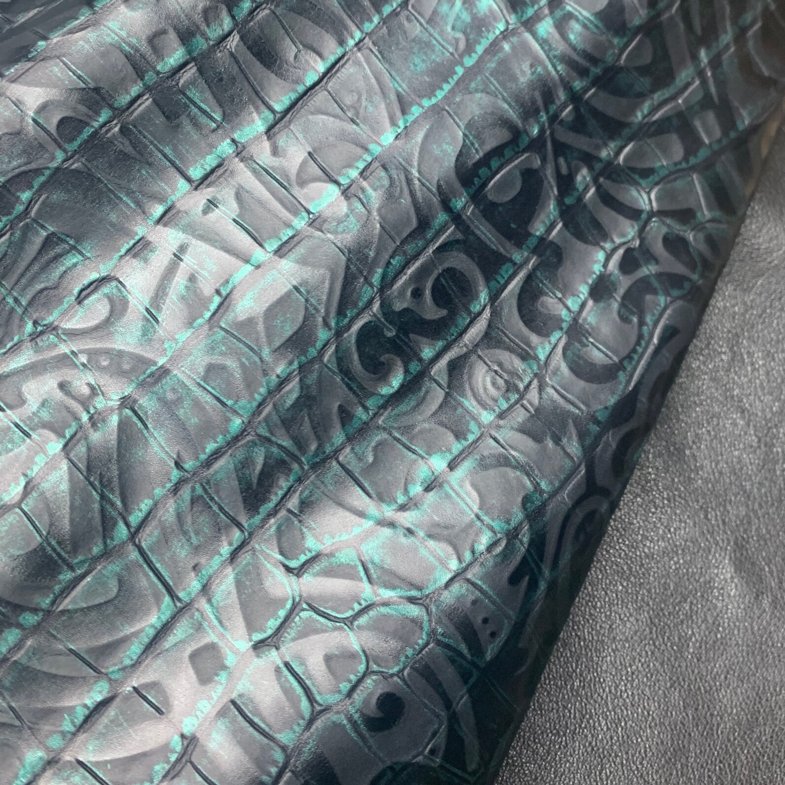 2x Zwart met groene croc en zwart met paarse croc: 80-90x75-90