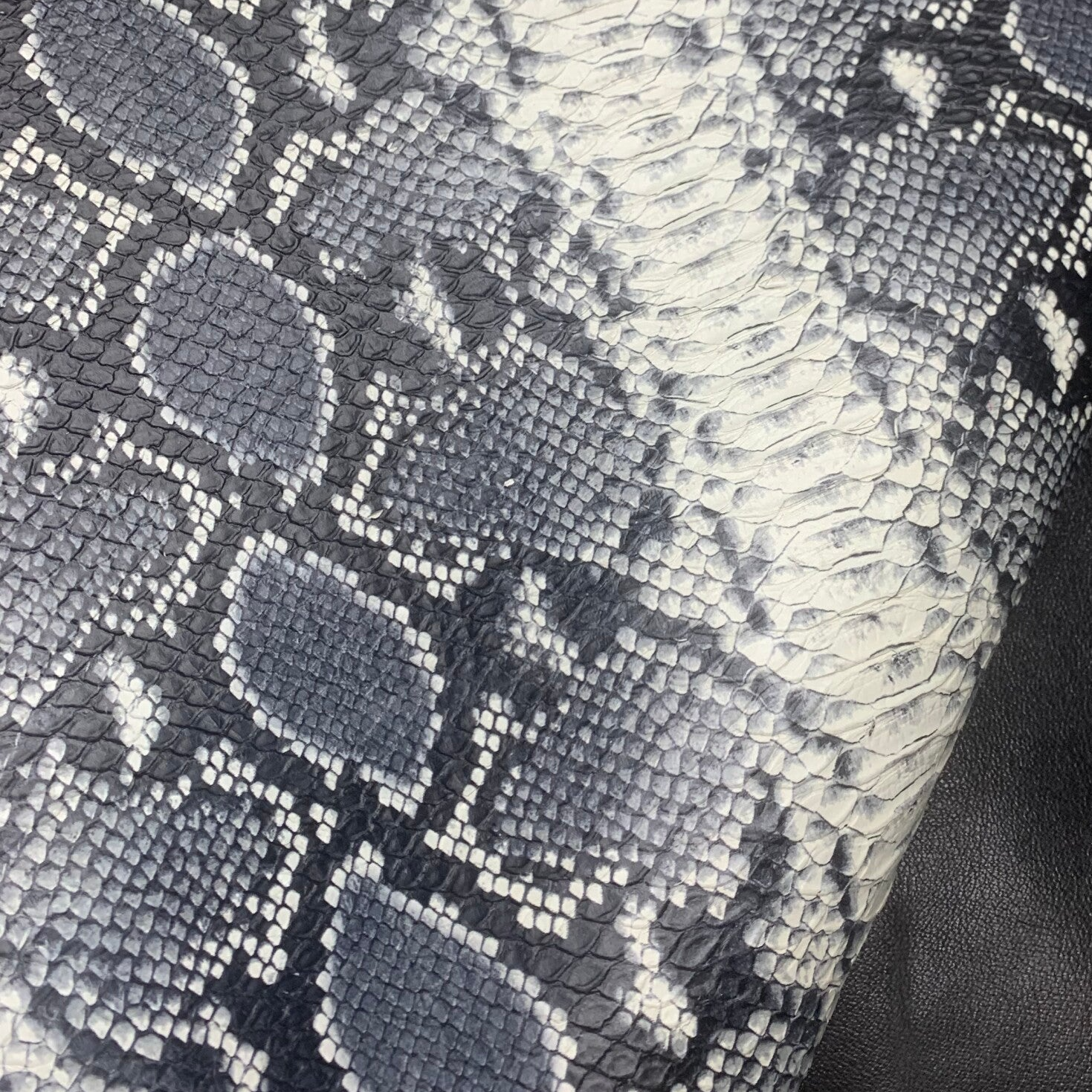 2x Zwart grijs creme reptiel 1: 80x70