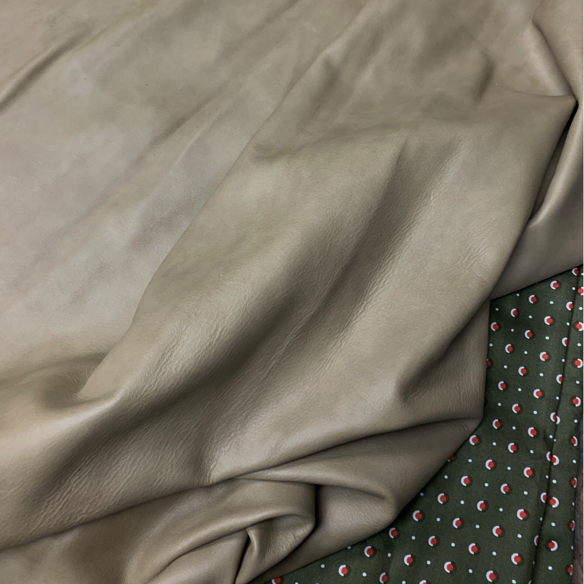 - Soepel donkercreme: 100x65-100