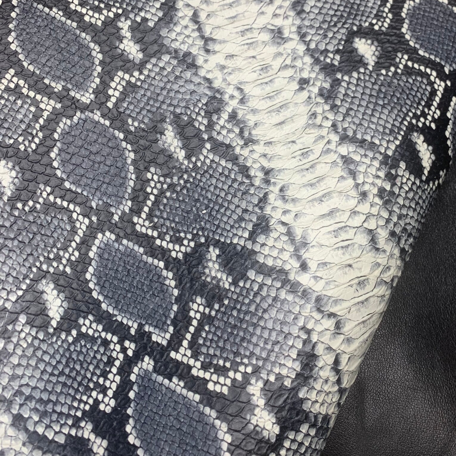 2x Zwart grijs creme reptiel 3: 90x50-55