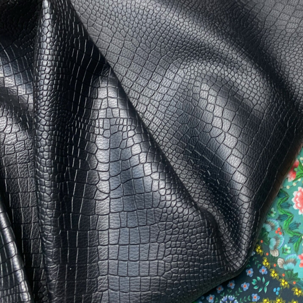 2x Zwart bewerkt reptiel 1: 95x70-75