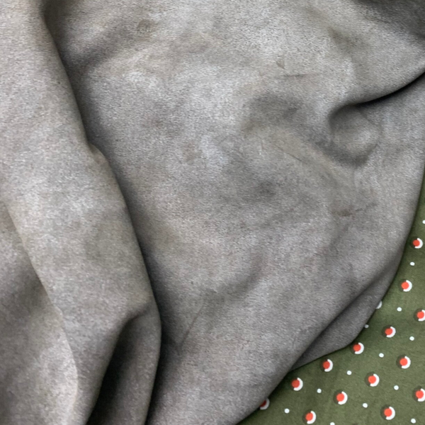 Suede donkercreme gemeleerd 02: 85-95x40-50