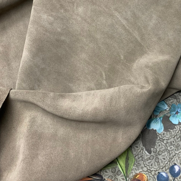 - Suede donkertaupe 2: 90x50-55