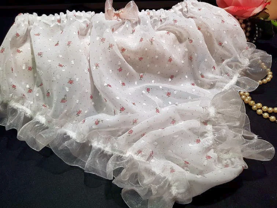 Wit chiffon bloemetjes print broekje afgewerkt met glans organza.