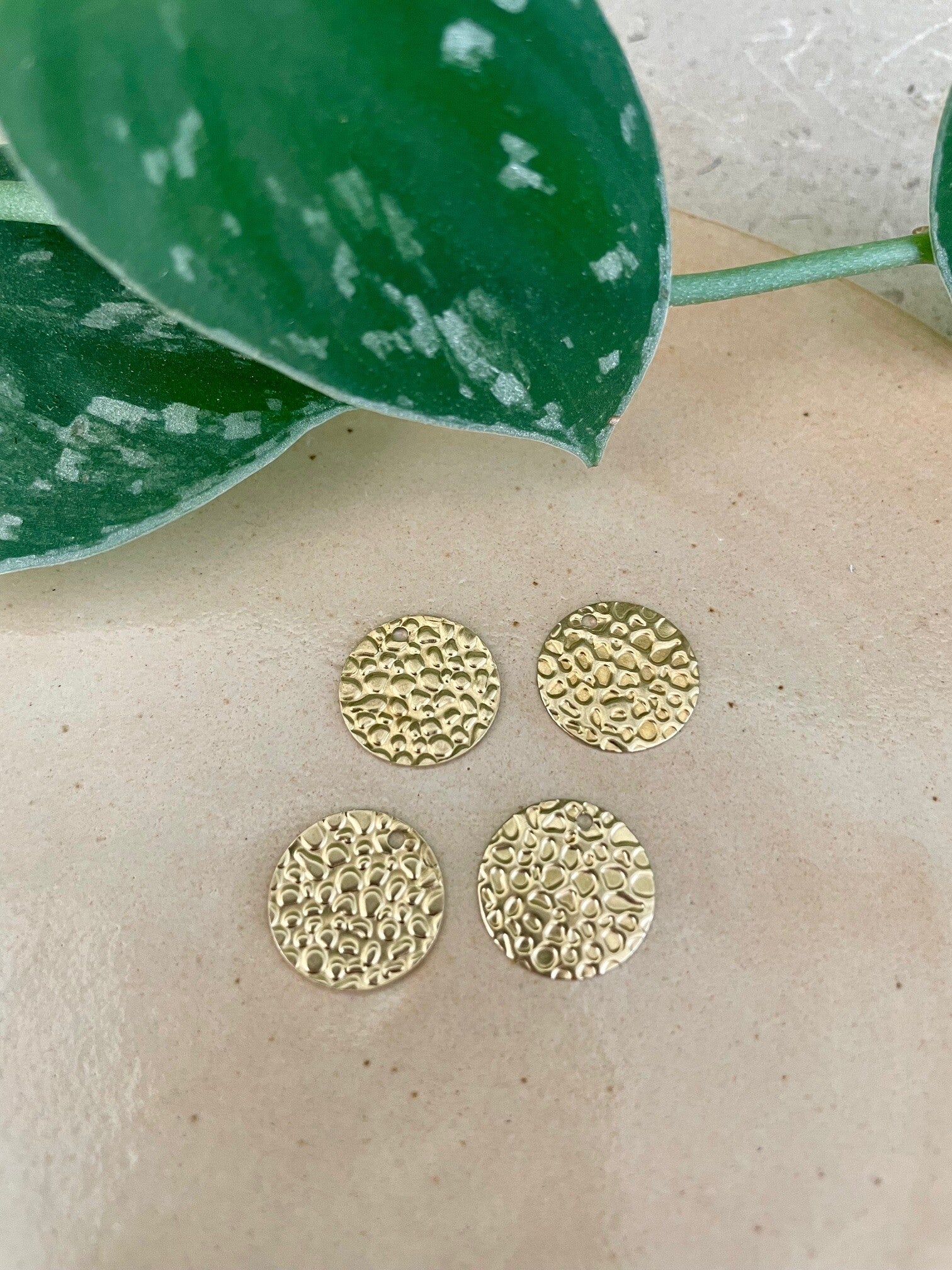 Messing Hanger - Goud Rond met Patroon (13x13x1mm) - Gat 1.5mm - 4 stuks