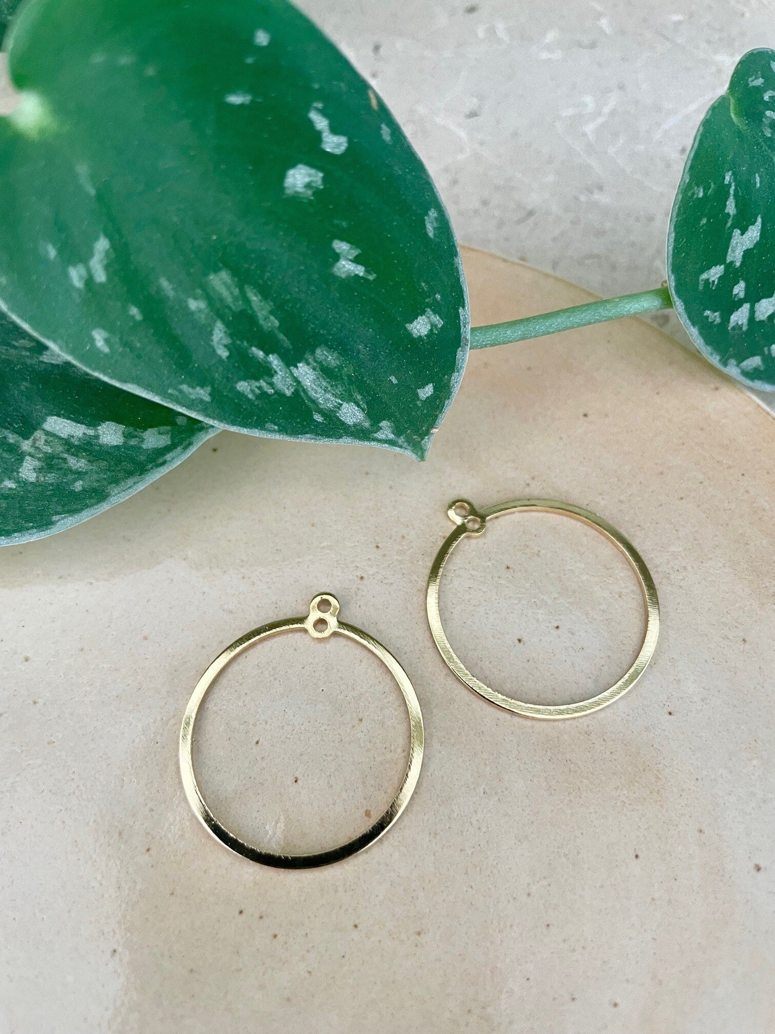 Messing Hangers - Goud Plat Rond - Echt 24K Verguld (28x25x1mm) - Gat 1,4mm - 2 stuks