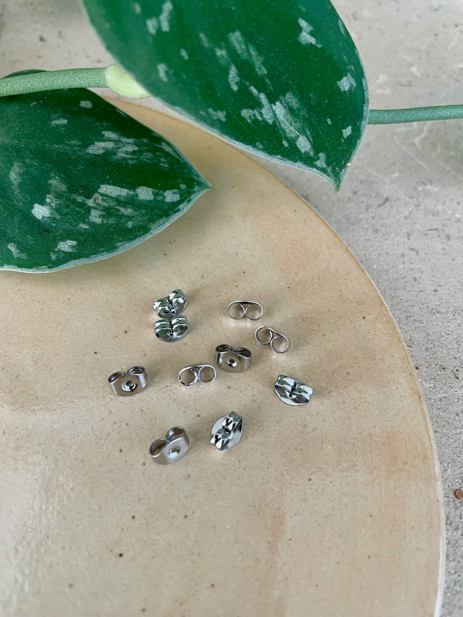 Roestvrij stalen achterkanten voor oorknopjes - zilver kleur - (6x4,5x3 mm) - gat: 0,7 mm - 10 stuks