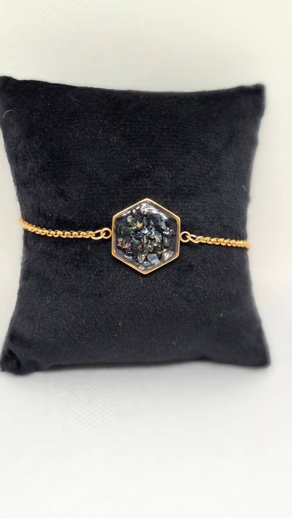 Armband goudkleurig met 6 hoekige bedel gevuld met zeepareltjes