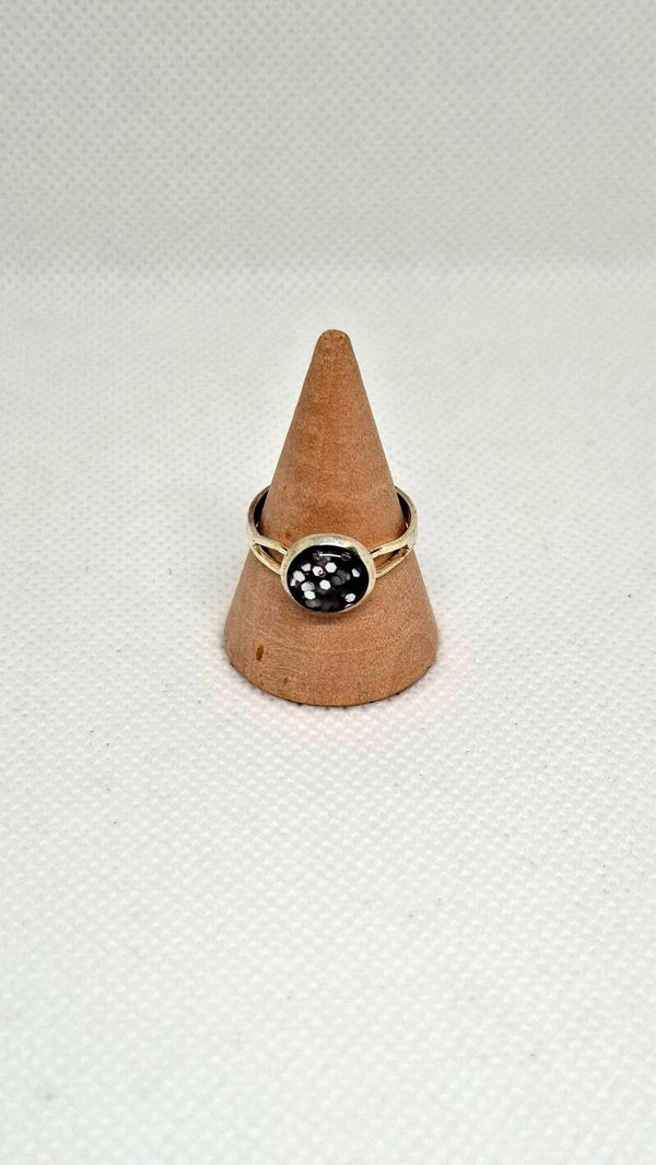 Zilverkleurige ring met epoxy bedel