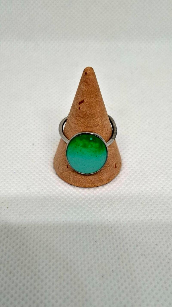 Ring zilverkleurig met 2 kleurige epoxy bedel