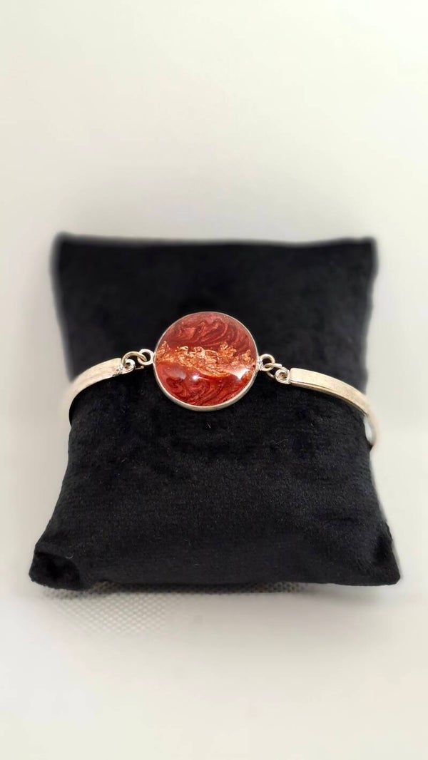 Armband zilverkleurig met epoxy bedel