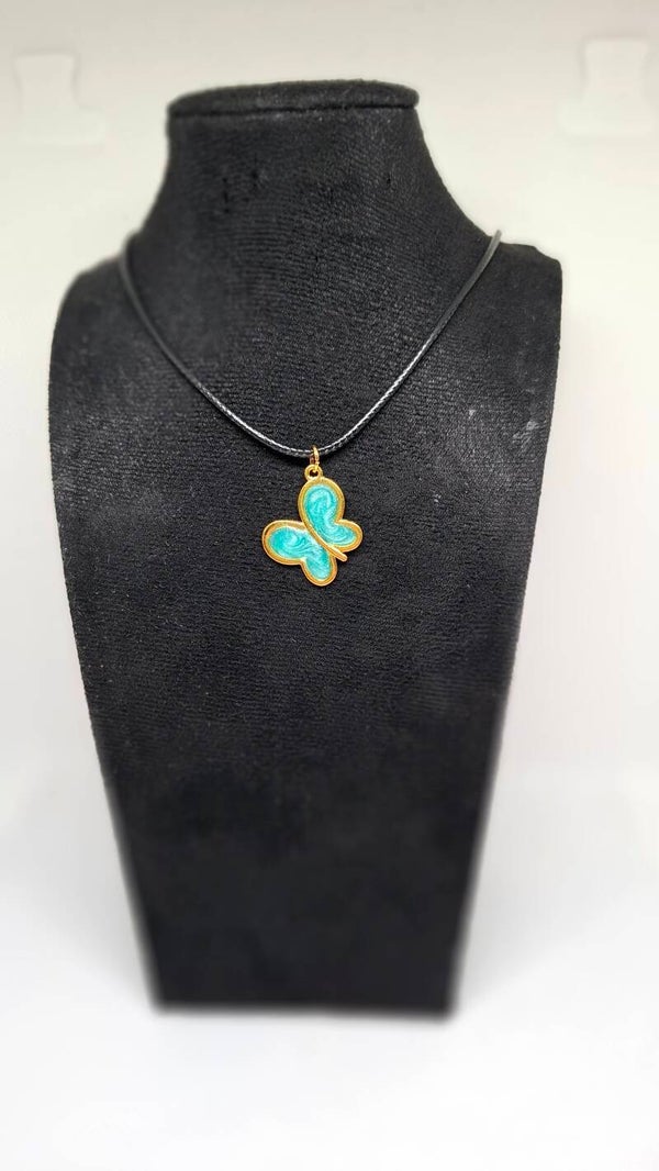 ketting met vlinderbedel gevuld met epoxyhars
