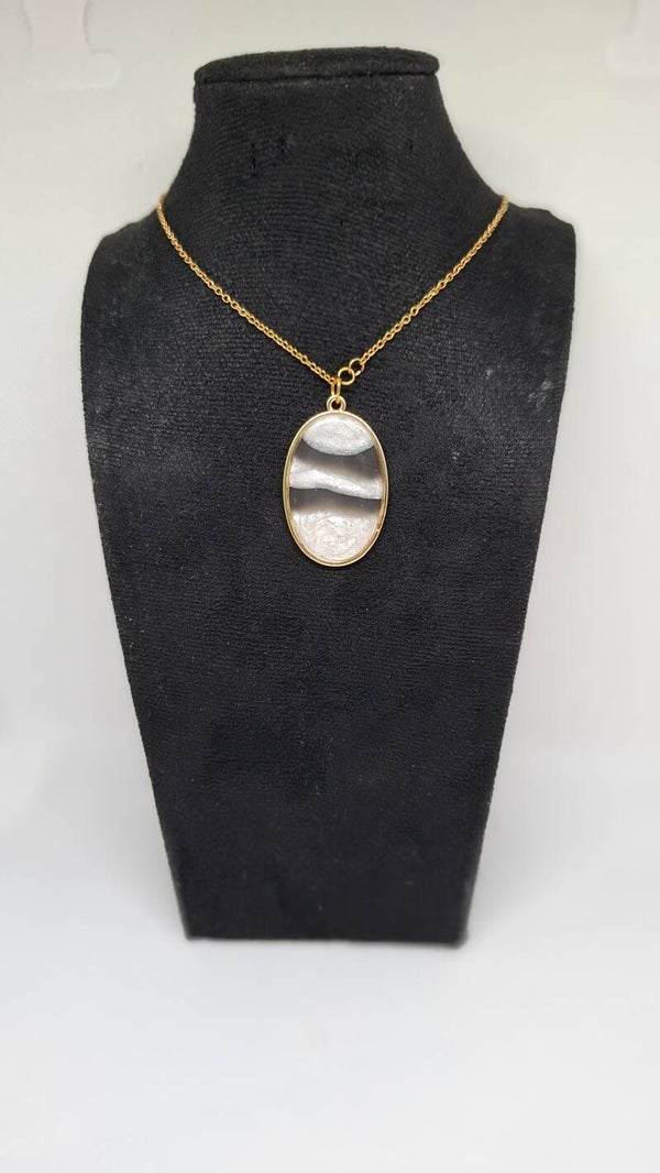 ketting met stainless steel hanger gevuld met zwart/witte epoxy