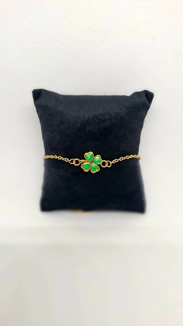 Armbandje goudkleurig met groen klavertje 4