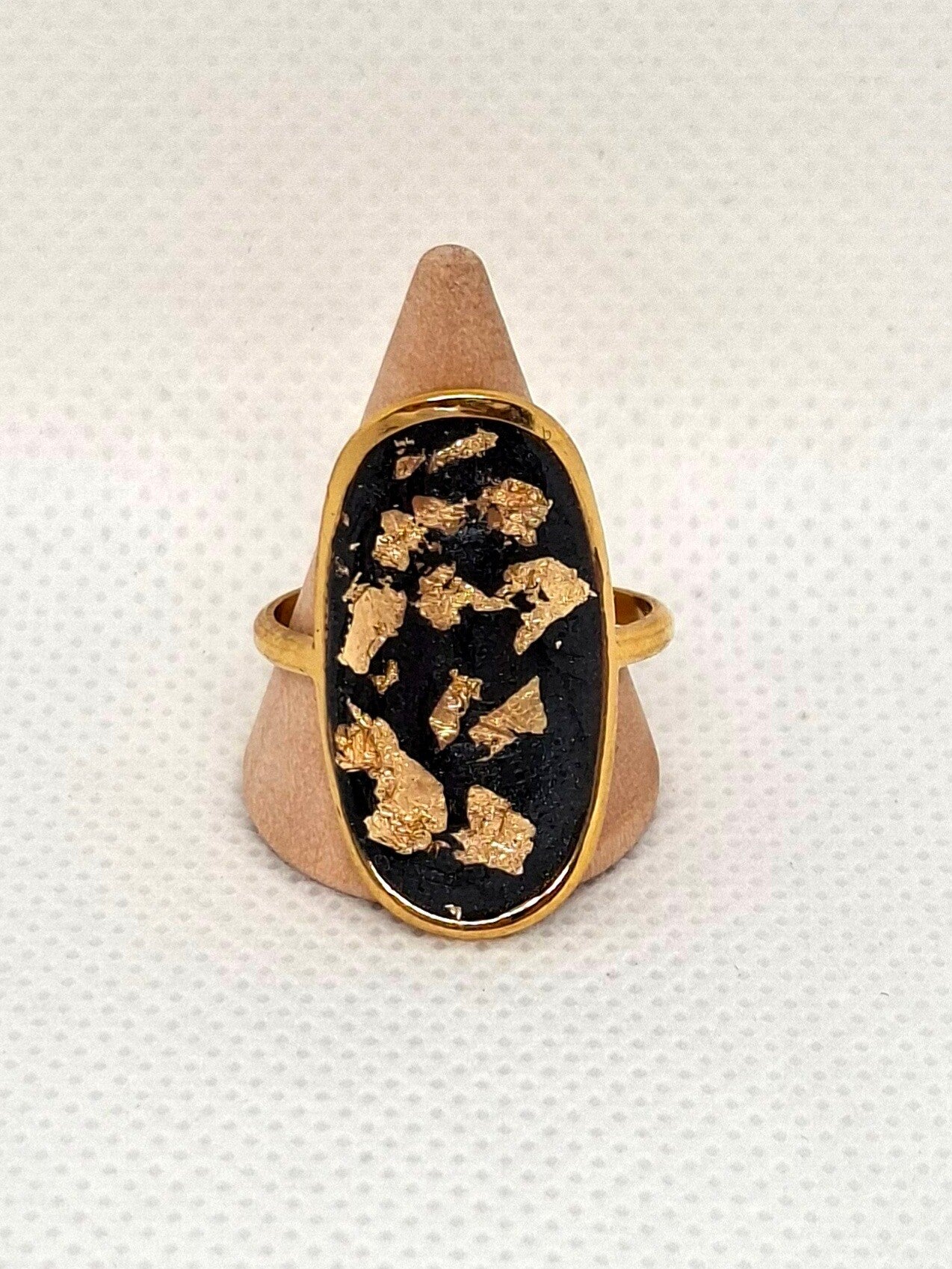 Ring goudkleurig gevuld met zwarte epoxy goudkleurig vlokjes