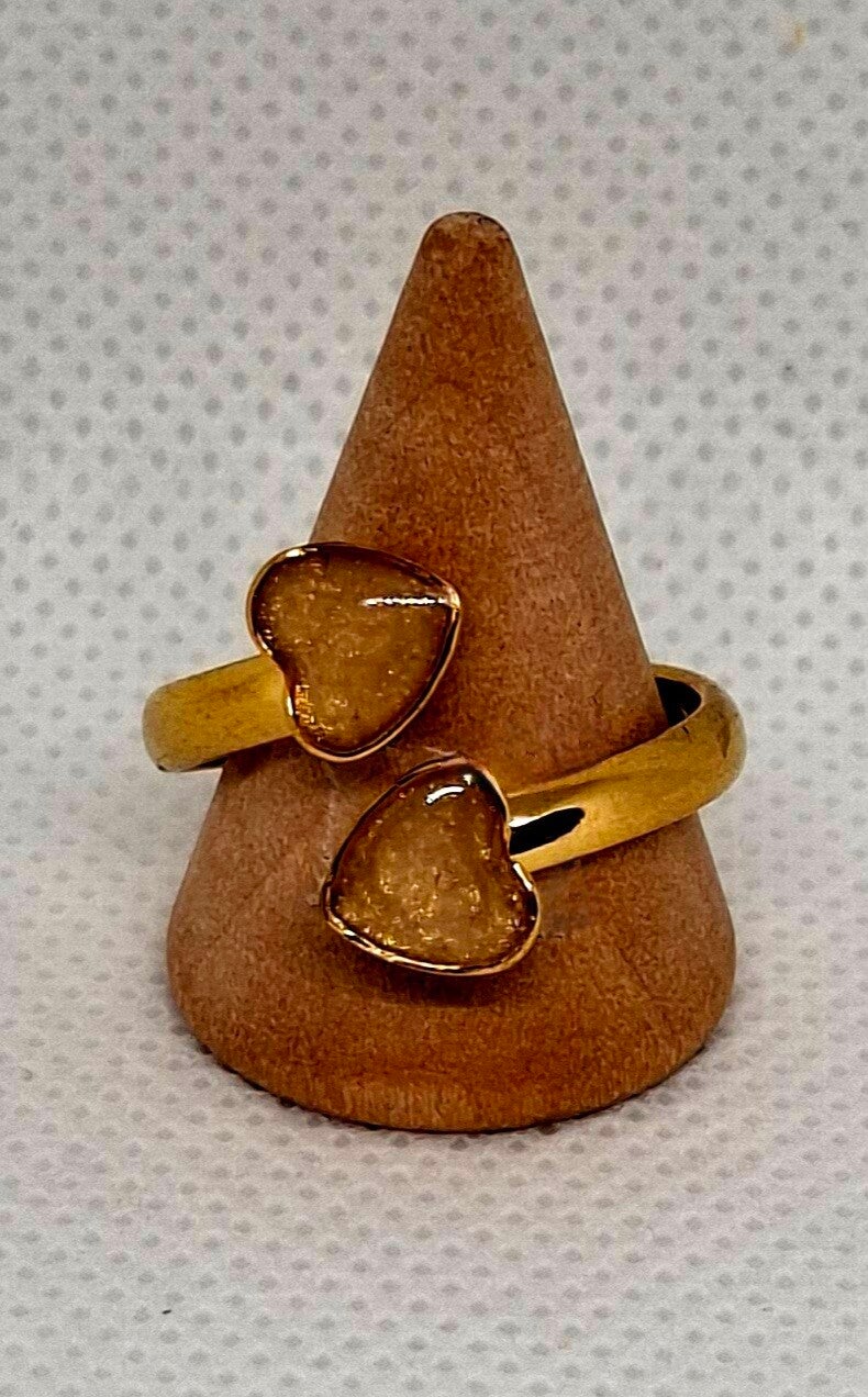 Goudkleurige ring met dubbele harten bedels