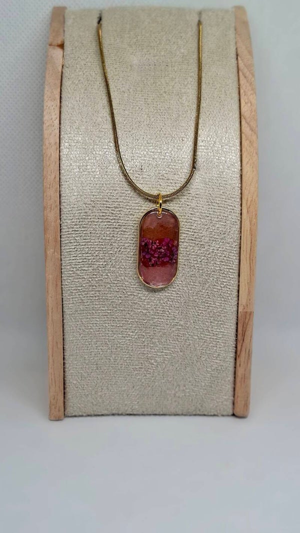 Ketting goudkleurig met een ovale hanger pastel roze tinten