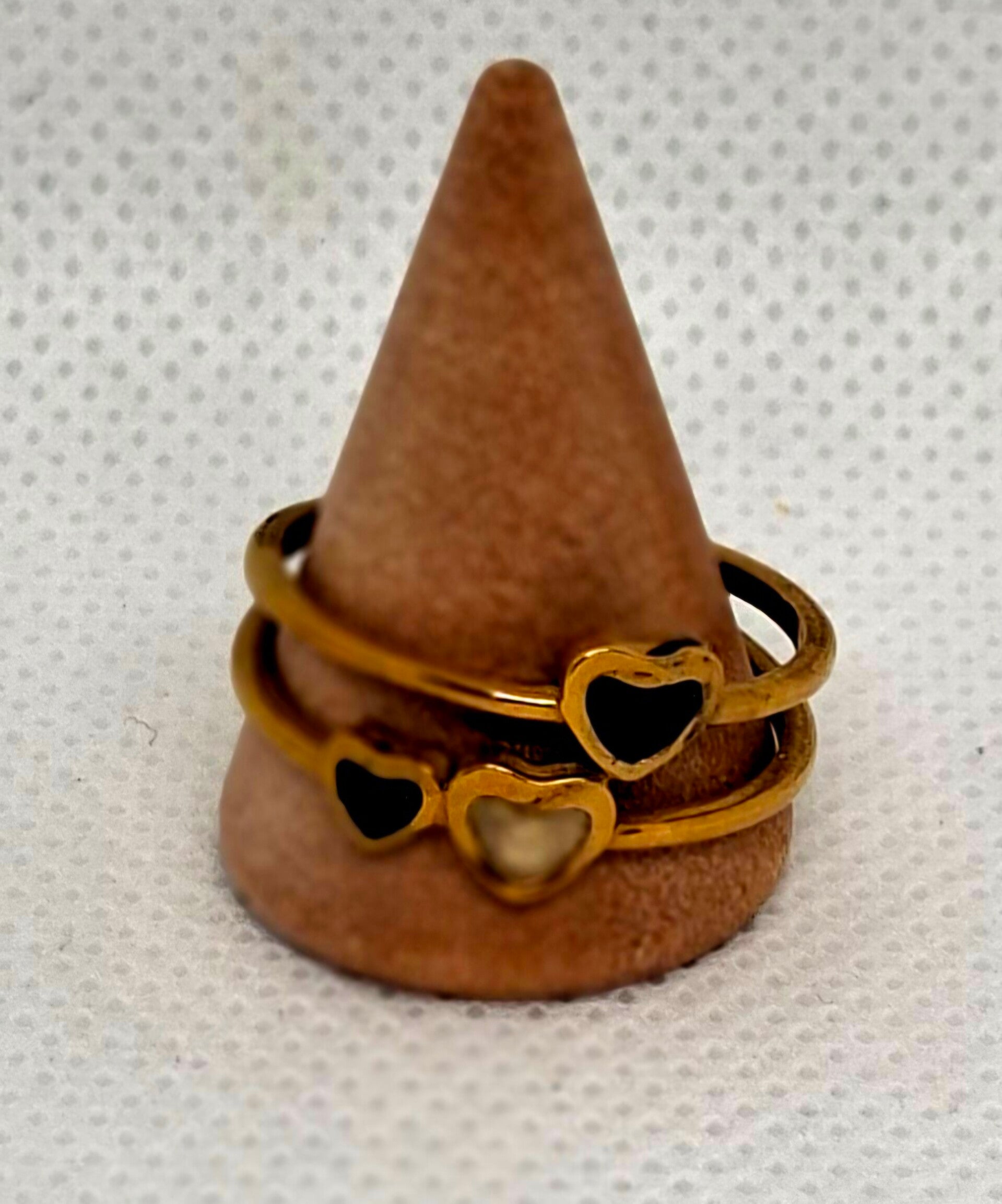 Goudkleurige ring met 3 hartjes gevuld met zwart witte epoxy