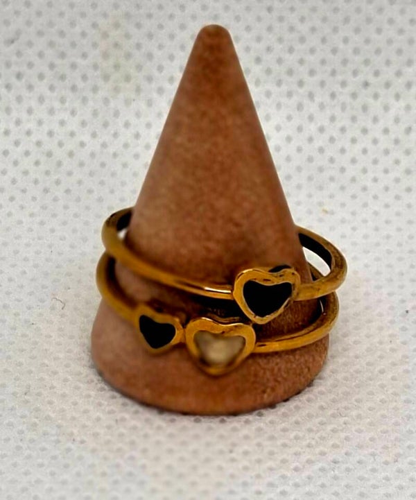 Ring goudkleurig met 3 hartjes zwart/wit