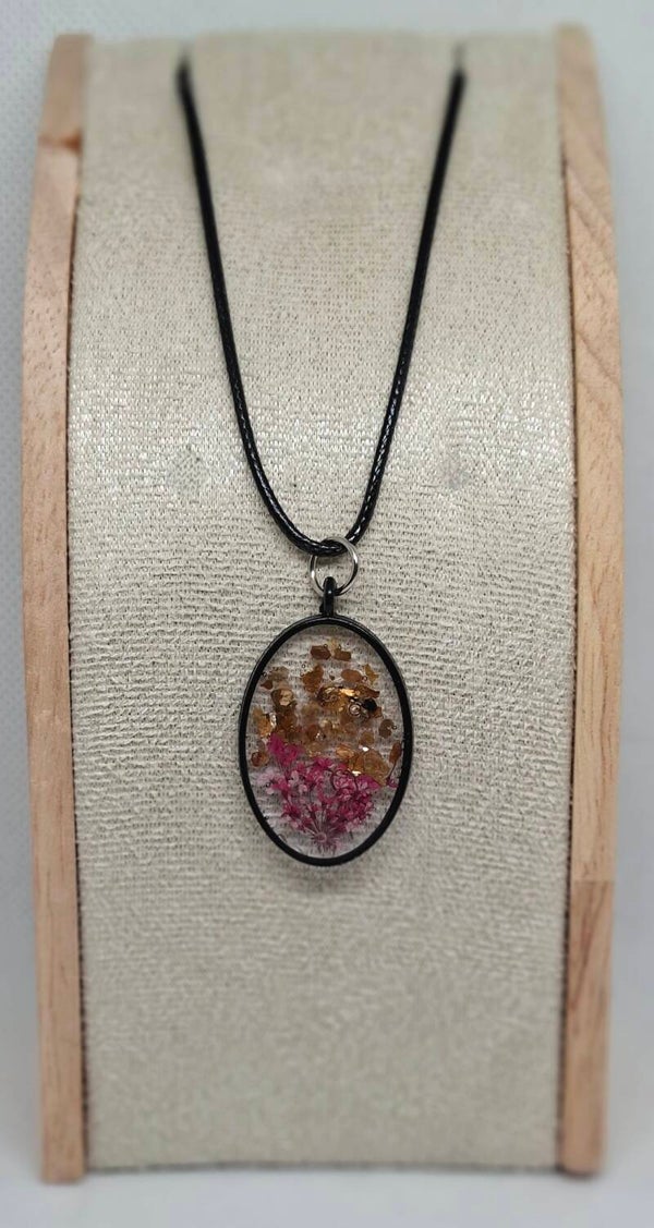 Ketting zwart imitatieleer met zwarte bedel gevuld met droogbloemen