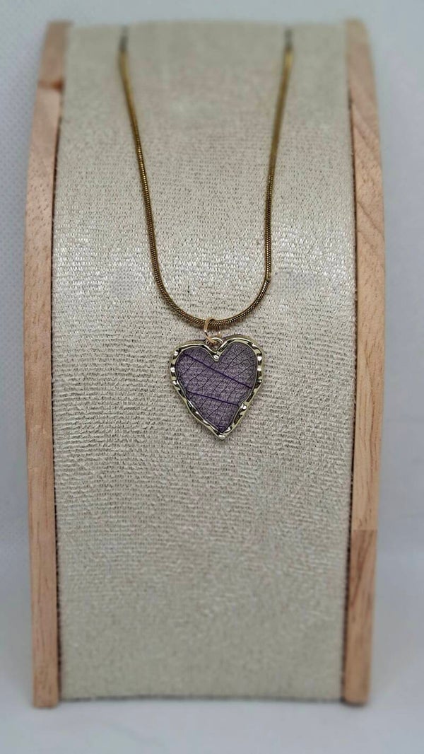 Goudkleurige hartvormige Bedel gevuld met paars gedroogd blad, ketting imitatieleer