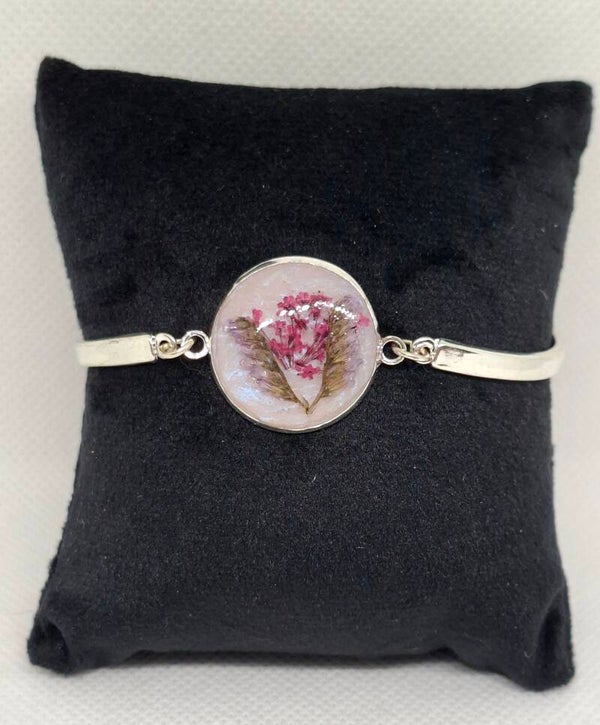 Armband zilverkleurig met ronde bedel, gevuld met witte epoxy en droogbloem