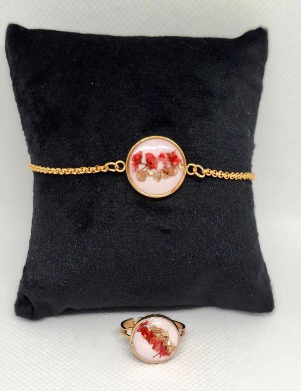 Armband met ring goudkleurig gevuld met witte epoxy en roze droogbloem