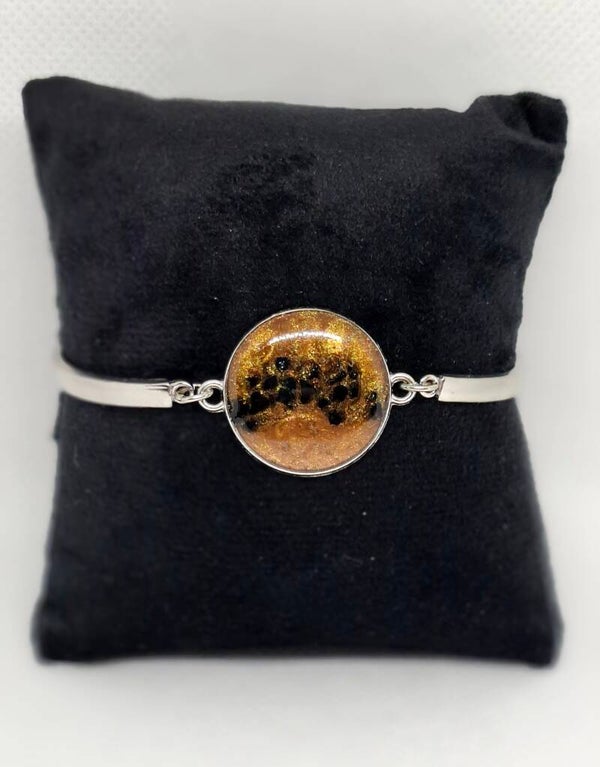 Armband zilverkleurig met ronde bedel, gevuld met goud/bruine epoxy en schelpen scherfjes