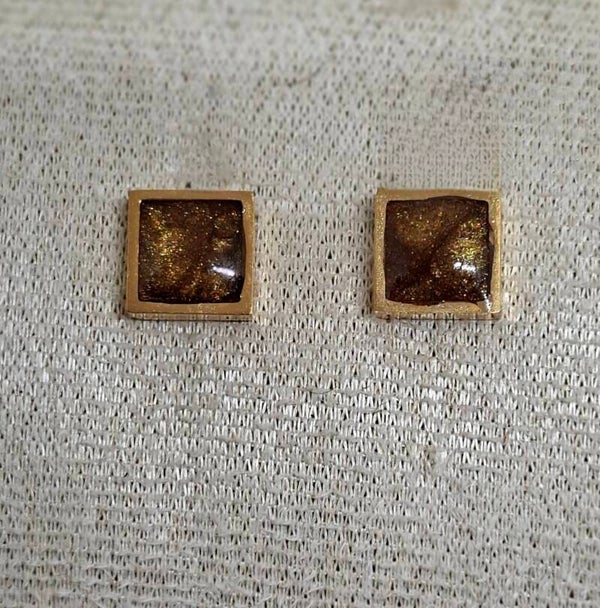 Oorbellen goudkleurig vierkant stekertje, gevuld met goud/bruine epoxy
