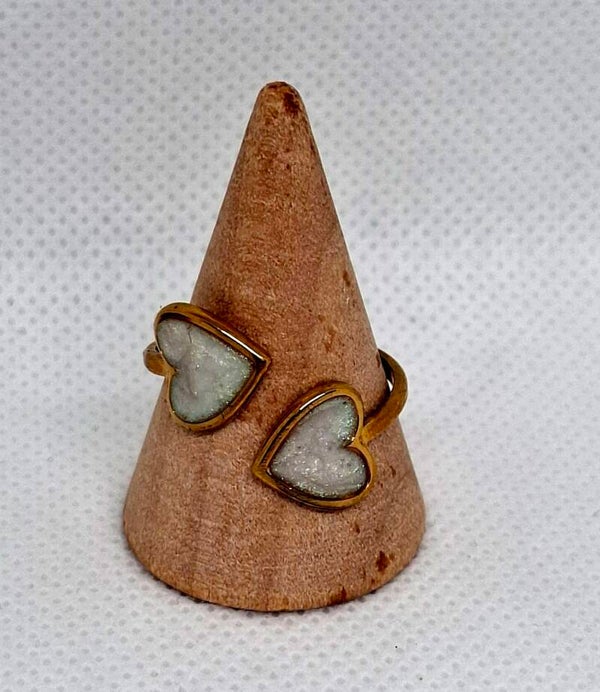 Ring goudkleurig met dubbele bedel, gevuld met witte epoxy