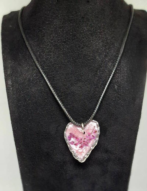 Ketting zwart waxkoord en zilverkleurige bedel in hartvorm gevuld met epoxy en droogbloemen