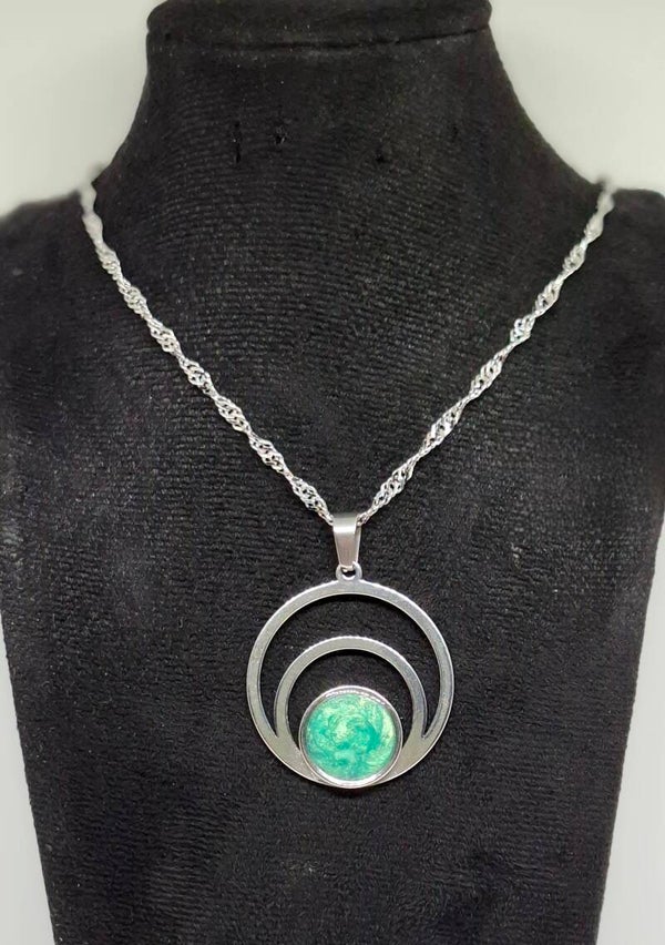 Ketting zilverkleurig met ronde bedel gevuld met groene epoxy