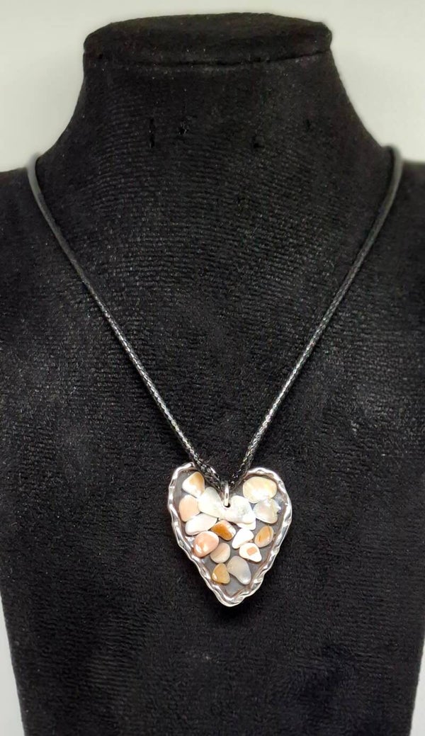 Ketting zwart waxkoord met zilverkleurige bedel gevuld met schelpjes