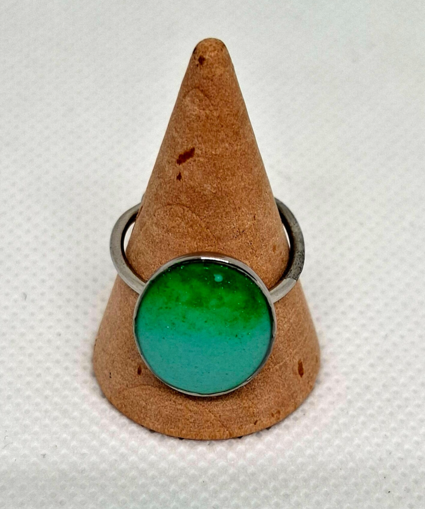 Ring zilverkleurig met 2 kleurige epoxy bedel
