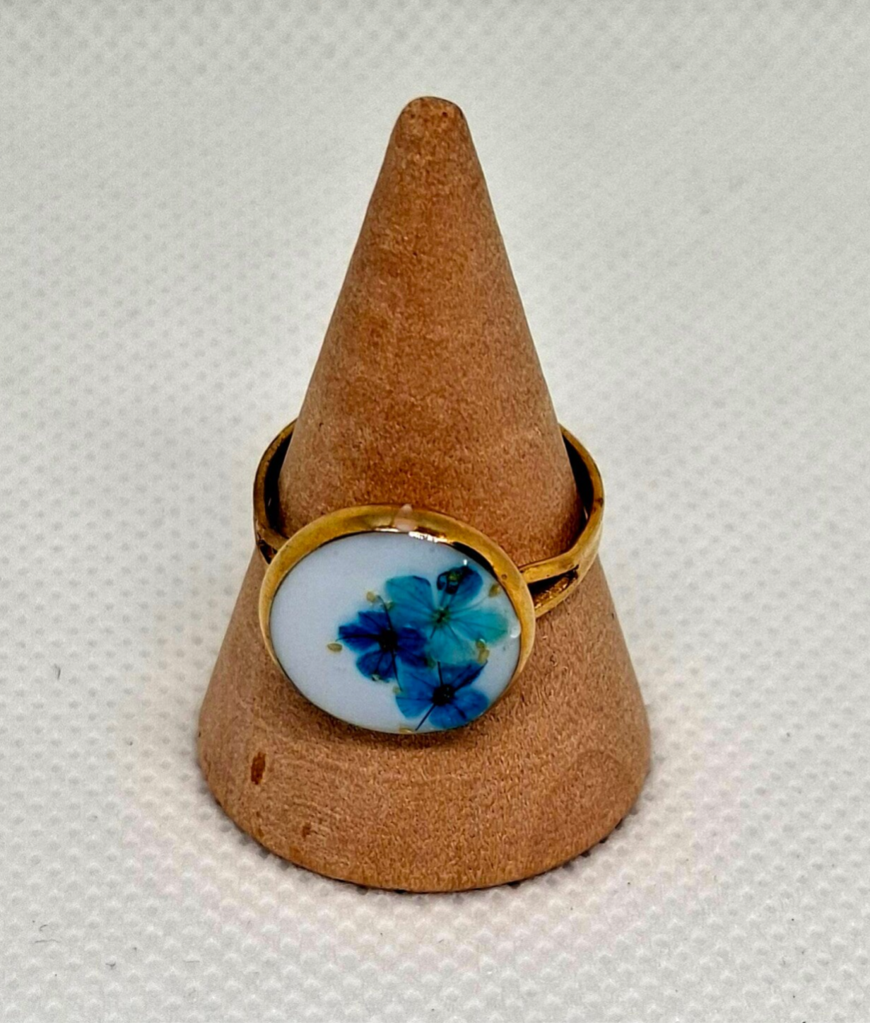 Ring goudkleurig met droogbloem